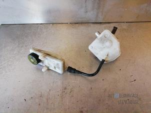 Gebruikte Hoofdremcilinder Peugeot 308 (4A/C) 1.4 VTI 16V Prijs € 14,00 Margeregeling aangeboden door Autodeleninkleur