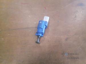 Gebruikte Remlicht Schakelaar Renault Clio III (BR/CR) 1.4 16V Prijs € 5,00 Margeregeling aangeboden door Autodeleninkleur