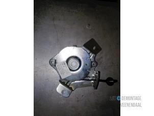 Gebruikte Scharnier Achterklep Peugeot 3008 I (0U/HU) 1.6 HDiF 16V Prijs € 16,50 Margeregeling aangeboden door Autodeleninkleur