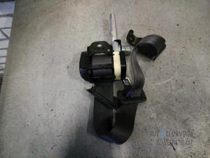 Gebruikte Veiligheidsgordel midden-achter Volvo S80 (TR/TS) 2.4 20V 140 Prijs € 38,50 Margeregeling aangeboden door Autodeleninkleur