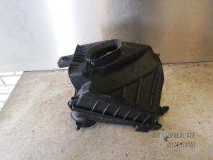 Gebruikte Luchtfilterhuis Audi A4 Avant (B6) 2.5 TDI 24V Prijs € 25,00 Margeregeling aangeboden door Autodeleninkleur