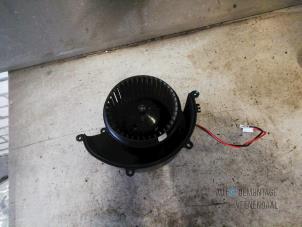 Gebruikte Chaufage Ventilatiemotor Opel Astra H (L48) 1.4 16V Twinport Prijs € 37,40 Margeregeling aangeboden door Autodeleninkleur