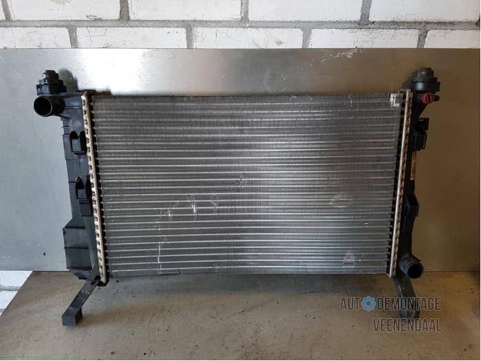 Gebruikte Radiateur Mercedes B (W245) 1.5 B-160 16V Prijs € 25,00 Margeregeling aangeboden door Autodeleninkleur