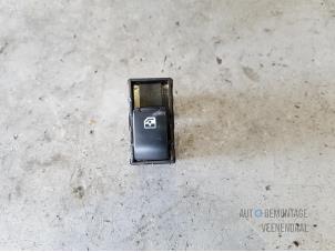 Gebruikte Elektrisch Raam Schakelaar Chevrolet Evanda 2.0 16V Prijs € 5,00 Margeregeling aangeboden door Autodeleninkleur