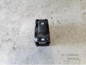 Gebruikte Elektrisch Raam Schakelaar Chevrolet Evanda 2.0 16V Prijs € 5,00 Margeregeling aangeboden door Autodeleninkleur