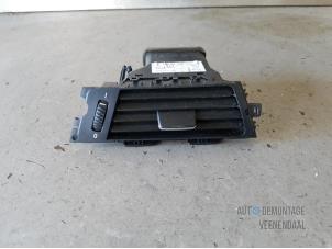 Gebruikte Luchtrooster Dashboard BMW 3 serie (E90) 320i 16V Prijs € 9,00 Margeregeling aangeboden door Autodeleninkleur