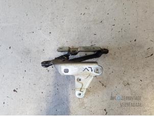 Gebruikte Motorkap Scharnier Seat Altea (5P1) 1.6 Prijs € 10,00 Margeregeling aangeboden door Autodeleninkleur