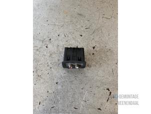 Gebruikte AUX/USB aansluiting Renault Trafic New (FL) 2.0 dCi 16V 115 Prijs € 15,75 Margeregeling aangeboden door Autodemontage Veenendaal BV