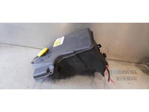 Gebruikte Ruitensproeiertank voor Mazda 6 Sportbreak (GY19/89) 2.0i 16V Prijs € 14,00 Margeregeling aangeboden door Autodeleninkleur