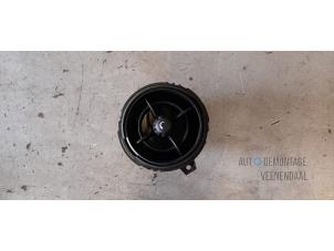 Gebruikte Luchtrooster Dashboard Mini Mini (R56) 1.6 16V Cooper Prijs € 7,00 Margeregeling aangeboden door Autodeleninkleur