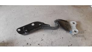 Gebruikte Motorkap Scharnier Renault Twingo II (CN) 1.2 16V Prijs € 10,00 Margeregeling aangeboden door Autodeleninkleur