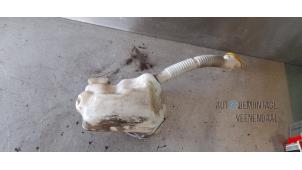 Gebruikte Ruitensproeiertank voor Renault Megane II (BM/CM) 1.4 16V 98 Prijs € 8,00 Margeregeling aangeboden door Autodeleninkleur