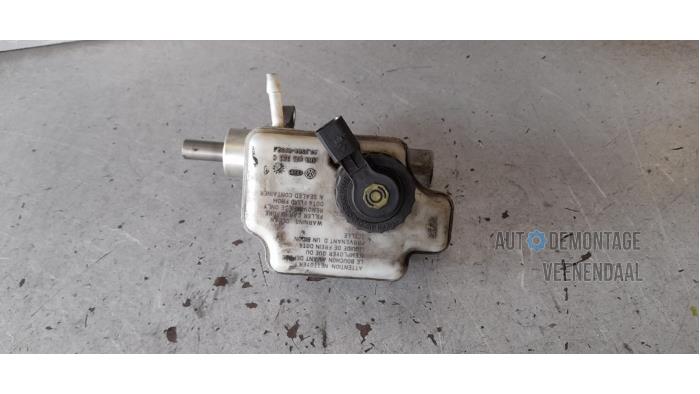 Gebruikte Hoofdremcilinder Volkswagen Caddy III (2KA,2KH,2CA,2CH) 2.0 SDI Prijs € 9,00 Margeregeling aangeboden door Autodeleninkleur