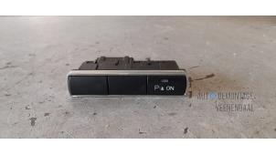 Gebruikte PDC Schakelaar Ford Fiesta 6 (JA8) 1.4 16V Prijs € 14,00 Margeregeling aangeboden door Autodeleninkleur