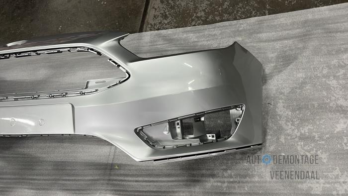 Bumper voor van een Ford Focus 3 1.0 Ti-VCT EcoBoost 12V 100 2016