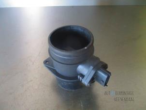 Gebruikte Luchtmassameter Kia Carnival 2 (FIB/FLD) 2.5 V6 24V Prijs € 20,00 Margeregeling aangeboden door Autodeleninkleur