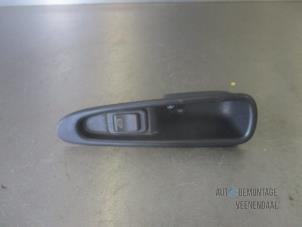 Gebruikte Elektrisch Raam Schakelaar Volvo V40 (VW) 1.9 16V T4 Prijs € 8,25 Margeregeling aangeboden door Autodeleninkleur