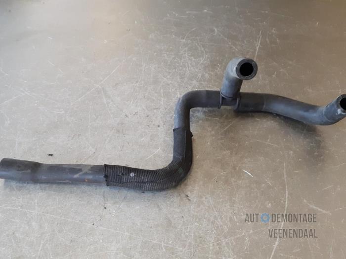 Gebruikte Waterslang aansluiting Renault Clio III (BR/CR) 1.2 16V 75 Prijs € 25,00 Margeregeling aangeboden door Autodeleninkleur