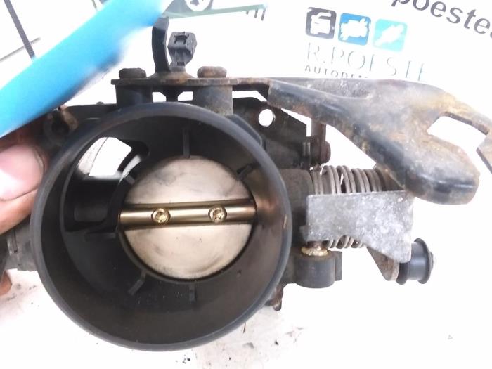 Gebruikte Gasklephuis Ford Focus 1 1.6 16V Prijs € 30,00 Margeregeling aangeboden door Autodemontagebedrijf R. Poeste B.V.