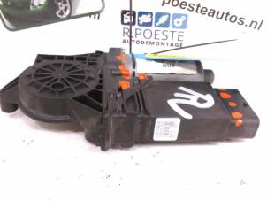 Gebruikte Motor electrisch raam Volkswagen Passat Variant (3B5) Prijs € 25,00 Margeregeling aangeboden door Autodemontagebedrijf R. Poeste B.V.