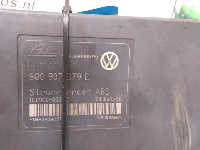 ABS Pomp van een Volkswagen Polo IV (9N1/2/3) 1.4 16V 2002