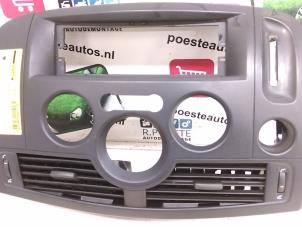 Gebruikte Dashboard deel Renault Scénic II (JM) 1.6 16V Prijs € 20,00 Margeregeling aangeboden door Autodemontagebedrijf R. Poeste B.V.