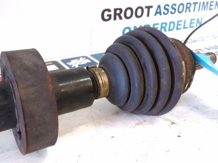 Cardanas rechts-voor (VWA) van een Volkswagen Polo III Classic (6KV2) 1.4i 60 1996