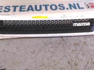 Gebruikte Grille Mazda 323 (BG) 1.3i LX,GLX 16V Kat. Prijs € 20,00 Margeregeling aangeboden door Autodemontagebedrijf R. Poeste B.V.