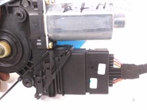 Gebruikte Raammotor Portier Volkswagen Passat Variant (3B6) 1.9 TDI 130 Prijs € 25,00 Margeregeling aangeboden door Autodemontagebedrijf R. Poeste B.V.