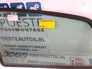 Gebruikte Ruit 2Deurs links-achter Renault Twingo (C06) 1.2 16V Prijs € 30,00 Margeregeling aangeboden door Autodemontagebedrijf R. Poeste B.V.