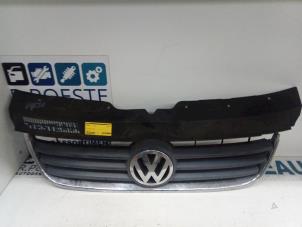 Gebruikte Grille Volkswagen Transporter T5 2.5 TDi PF Prijs € 50,00 Margeregeling aangeboden door Autodemontagebedrijf R. Poeste B.V.