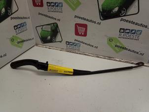 Gebruikte Ruitenwisserarm voor Renault Laguna II Grandtour (KG) 2.0 16V IDE Prijs € 10,00 Margeregeling aangeboden door Autodemontagebedrijf R. Poeste B.V.