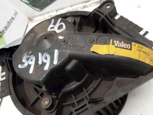 Gebruikte Kachel Ventilatiemotor Renault Laguna I (B56) 1.6 16V Prijs € 20,00 Margeregeling aangeboden door Autodemontagebedrijf R. Poeste B.V.