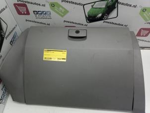 Gebruikte Dashboardkastje Kia Sorento I (JC) 3.5 V6 24V Prijs € 50,00 Margeregeling aangeboden door Autodemontagebedrijf R. Poeste B.V.