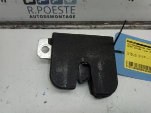Gebruikte Slotmechaniek Kofferdeksel Seat Ibiza III (6L1) 2.0 Prijs € 20,00 Margeregeling aangeboden door Autodemontagebedrijf R. Poeste B.V.