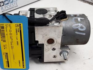Gebruikte ABS Pomp Kia Sorento I (JC) 3.5 V6 24V Prijs € 100,00 Margeregeling aangeboden door Autodemontagebedrijf R. Poeste B.V.