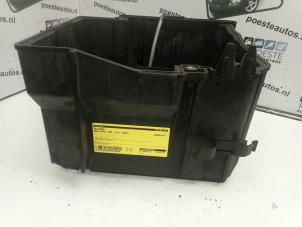 Gebruikte Accubak BMW Mini One/Cooper (R50) 1.6 16V One Prijs € 20,00 Margeregeling aangeboden door Autodemontagebedrijf R. Poeste B.V.