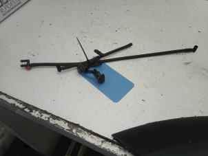 Gebruikte Ruitensproeier voor BMW Mini One/Cooper (R50) 1.6 16V One Prijs € 20,00 Margeregeling aangeboden door Autodemontagebedrijf R. Poeste B.V.