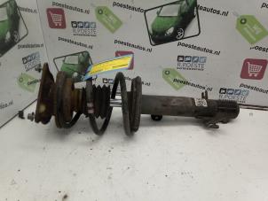 Gebruikte Schokdemperpoot rechts-voor BMW Mini One/Cooper (R50) 1.6 16V One Prijs € 50,00 Margeregeling aangeboden door Autodemontagebedrijf R. Poeste B.V.