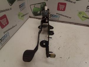 Gebruikte Rempedaal Renault Scénic II (JM) 1.6 16V Prijs € 30,00 Margeregeling aangeboden door Autodemontagebedrijf R. Poeste B.V.