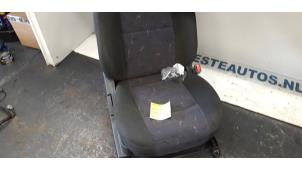 Gebruikte Voorstoel rechts Hyundai Santa Fe I 2.4 16V 4x4 Prijs € 75,00 Margeregeling aangeboden door Autodemontagebedrijf R. Poeste B.V.