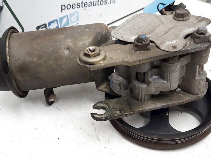 Pomp Servo van een Toyota Yaris (P1) 1.3 16V VVT-i 2001