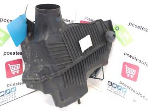 Gebruikte Luchtfilterhuis Renault Scénic II (JM) 1.6 16V Prijs € 30,00 Margeregeling aangeboden door Autodemontagebedrijf R. Poeste B.V.