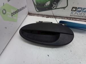 Gebruikte Portiergreep 4Deurs links-achter Chevrolet Matiz 0.8 S,SE Prijs € 20,00 Margeregeling aangeboden door Autodemontagebedrijf R. Poeste B.V.