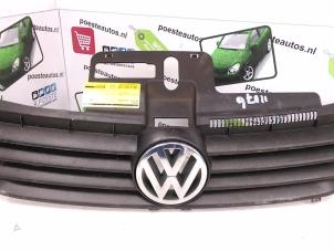 Gebruikte Grille Volkswagen Polo IV (9N1/2/3) 1.2 Prijs € 20,00 Margeregeling aangeboden door Autodemontagebedrijf R. Poeste B.V.