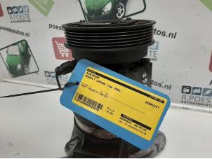 Gebruikte Pomp Airco Renault Laguna II (BG) 1.6 16V Prijs € 42,00 Margeregeling aangeboden door Autodemontagebedrijf R. Poeste B.V.