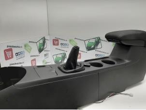 Gebruikte Middenconsoles Mitsubishi Outlander (CU) 2.0 16V 4x2 Prijs € 60,00 Margeregeling aangeboden door Autodemontagebedrijf R. Poeste B.V.