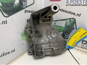 Gebruikte Dynamosteun onder Volkswagen Multivan T5 (7E/7HC/7HF/7HM) 2.5 Tdi Prijs € 25,00 Margeregeling aangeboden door Autodemontagebedrijf R. Poeste B.V.