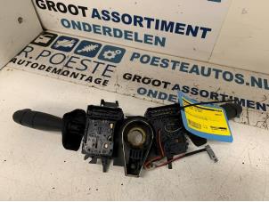 Gebruikte Licht + Raw Schakelaar Renault Kangoo Express (FC) 1.5 dCi 60 Prijs € 30,00 Margeregeling aangeboden door Autodemontagebedrijf R. Poeste B.V.