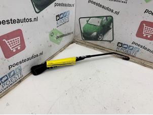 Gebruikte Ruitenwisserarm achter Hyundai Atos 1.0 12V Prijs € 15,00 Margeregeling aangeboden door Autodemontagebedrijf R. Poeste B.V.